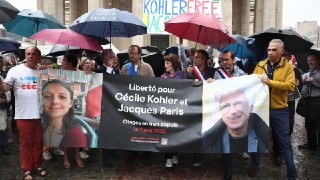 被伊朗拘押的法人质科勒（Cécile Kohler）身体虚弱被伊朗扣为人质的法国教师塞西尔·科勒（Cécile Kohler）的父母在本周六上午接到了女儿的视频电话。据塞西尔的家人称，这是自2022年5月7日起与伴侣雅克·帕里斯（Jacques Paris）被拘留在伊朗，在严密的监控下，他们之间的通话持续了几分钟。👉 继续浏览后续：https://rfi.my/C0Wv.g