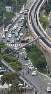 בברזיל, רכבת במהירות מלאה התנגשה במנוף שנפל על רכבת מונורייל; נפגעים נמנעו בדרך נס.