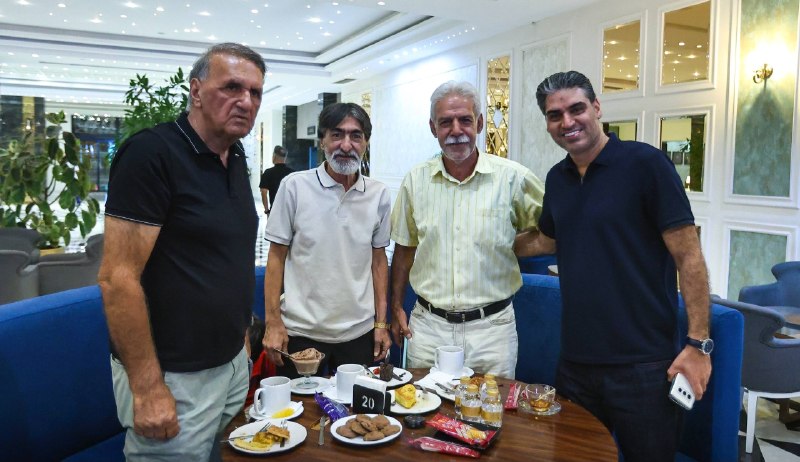 فوتبالی | Footballi.net: ⚽️👀 حضور مدیرعامل و پیشکسوتان پرسپولیس در اردوی این تیم🔴 پیمان حدادی، مدیرعامل باشگاه پرسپولیس، به همراه ناصر محمدخانی، 