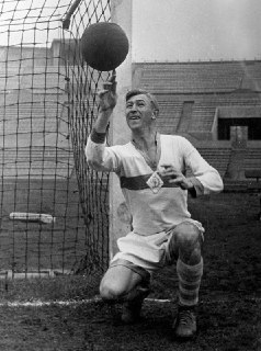 Прошло уже 115 лет со дня рождения Михаила Якушина, спортсмена и непревзойденного тренера, который посвятил жизнь «Динамо» и никогда об этом не пожалел.Якушин приложил руку (и ногу) к девяти чемпионским званиям клуба из одиннадцати. Три победы (в 1936-м, 1