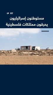 מתנחלים ישראלים שורפים בית נייד, צריפים וכלי רכב כבדים מדרום לחברון, בגדה המערבית הכבושה.