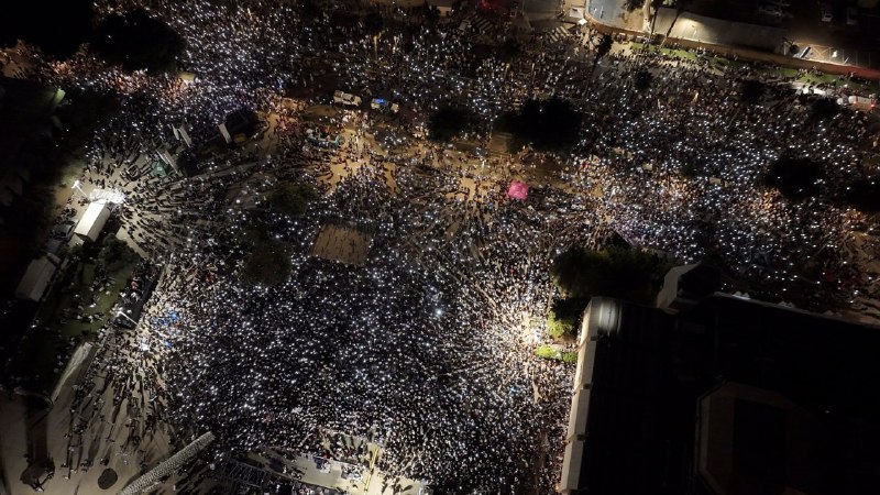 ישראל: אלפים מתאספים בתל אביב נגד נתניהו, בדרישה לחקירה עצמאית ב-7 באוקטובר