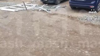 Двое жителей Кировской области пострадали из-за грозового шторма. Который целый день сносит крыши домов и деревья — без света остались 10 тысяч человек.По данным Mash, осадки и сильный ветер нарушили энергоснабжение сразу в 592 жилых домах 75 населенных пу
