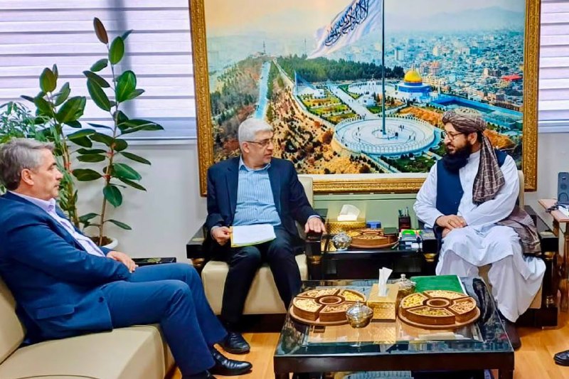 مطالعات افغانستان: دیدار سفیر طالبان در تهران با فعالان حوزه راه و ترابریفضلمحمد حقانی، سفیر طالبان در تهران، با حسین میرشفيع، رئیس اجرایی