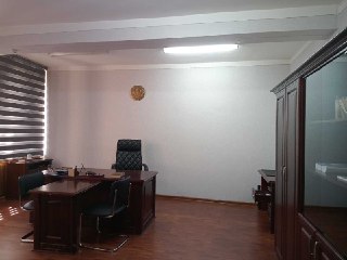Yu Продаются офисы - 453кв.м. полностью этаж, напротив Алайского