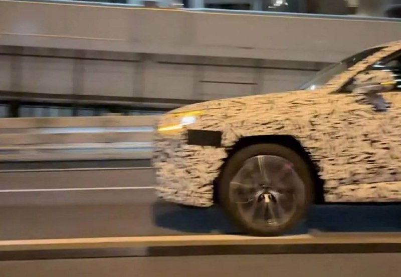 Toyota вывела на тесты RAV4 нового поколения 3
