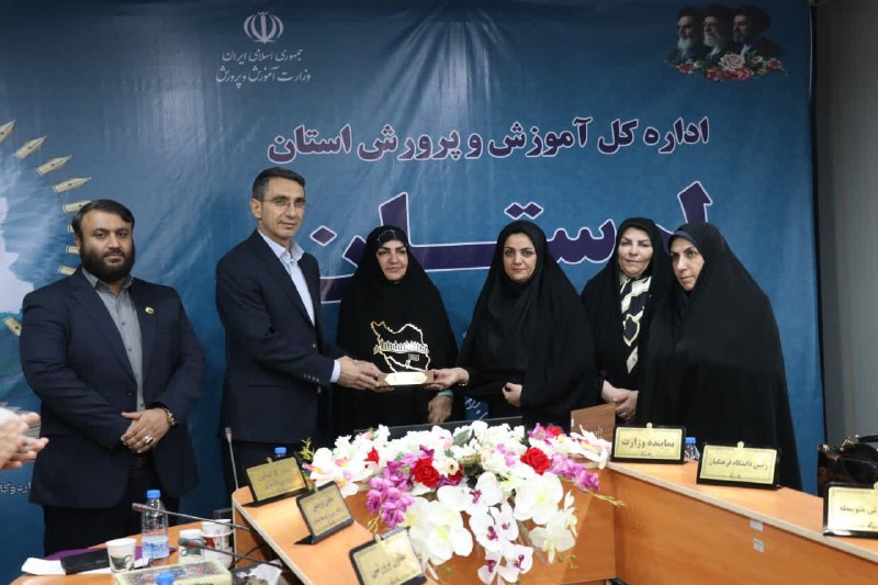 🇮🇷خلیف www.khelif.ir🇮🇷: 🔵💥ادای احترام به مقام والای شهدای دانش آموز پیش از آغاز اجلاس سی و نهم #کلیپ #اجلاس۳۹ #قانون_حجاب_باید_اجرا_شود #امنیت_ا
