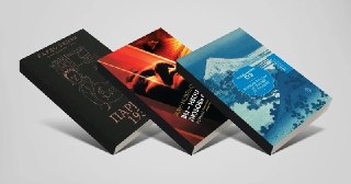 Московский книжный фест «Красная площадь» стартовал уже в 12-й раз. Самое масштабное книжное событие лета? Пожалуй. Но при этом одни издатели рассчитывают выпустить в свет главные новинки к декабрьской non/fiction, а другие жалуются на то, что книги на вид