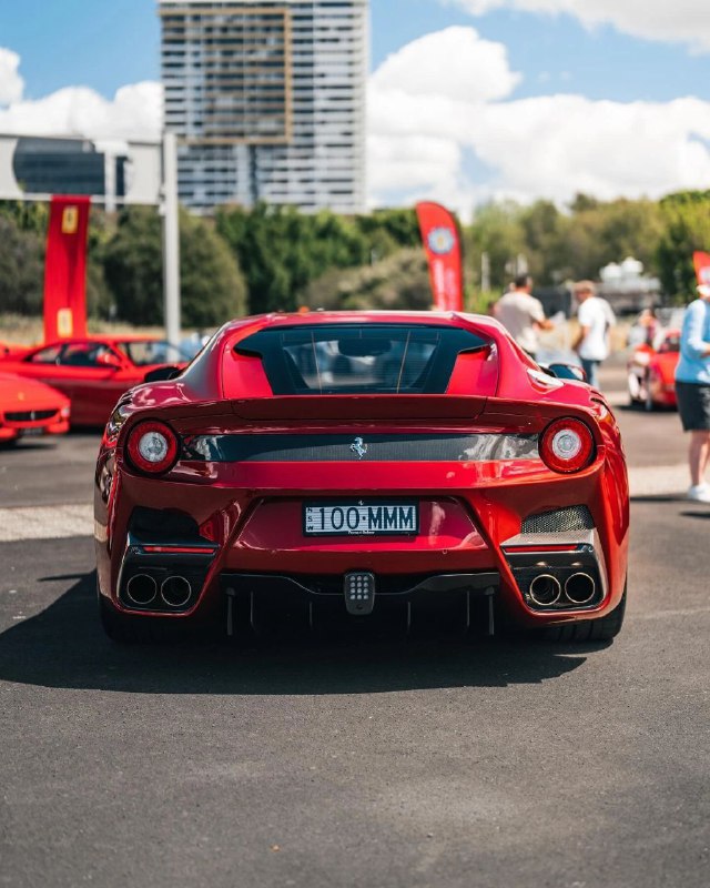 Ferrari F12tdf в цвете Rosso Monza 5