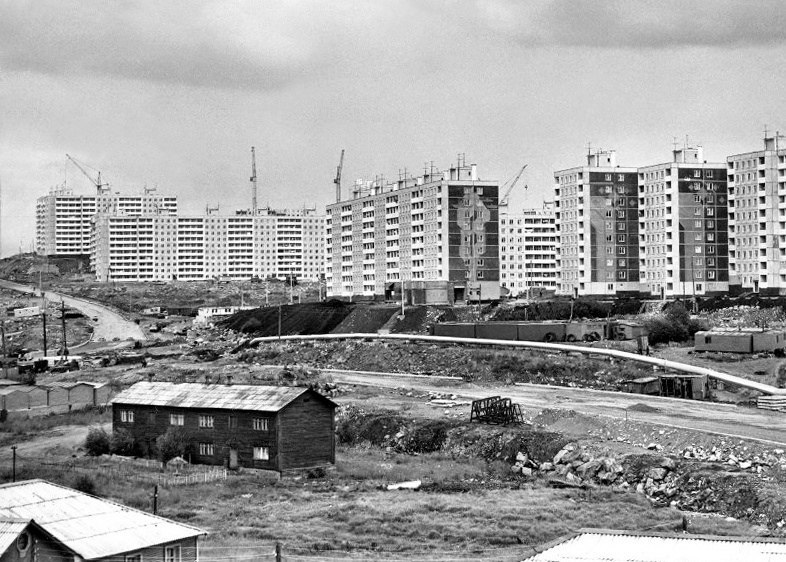 1985 נוף פנורמי של הרחובות מקלקובה וסטרוסטין במורמנסק. אומרים שאם מסתכלים על תצלומים ישנים במשך זמן רב, אפש…