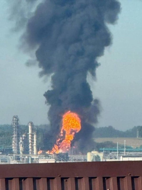 Ukraine’s Unmanned Systems Forces struck the Lukoil-Nizhegorodnefteorgsintez refinery in Kstovo, Nizhny Novgorod Oblast, in coordination with SSO, HUR, SBU, and the Border Guard. The plant processes up to 17 million tons of oil per year and produces gasoline, aviation fuel, diesel, bitumen, paraffin, liquefied gases, and propylene. Explosions and fire were reported at the site.