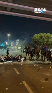 🇮🇱 עימותים קשים בין שוטרים למפגינים בכביש 4, גם פרשים הגיעו למקום. איתי גל-און חדשות 12.