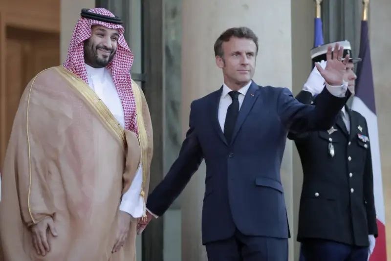 کیوسک خبر: 🔴 مکرون میزبان بن‌سلمان در پاریس؛ از انرژی تا تحولات منطقه🔸 امانوئل مکرون، رئیس‌جمهور فرانسه، امروز در پاریس با محمد بن‌