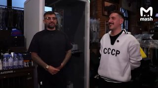 Усы — это про аккуратное мужское и мужское. Те, кто носит щётку, выбирают особую позицию в этом мире, берут харизмой. Так считает Баста, к которому на студию залетел наш усатый спецкор Шпак. Прочувствовать философию прямиком из "Газа" можно в VK Видео.А уж