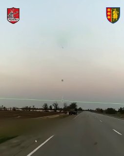 Украйнски феникс Безпилотен полк каза, че е открил руски танкер за гориво маскиран като товарен камион зад руските линии.