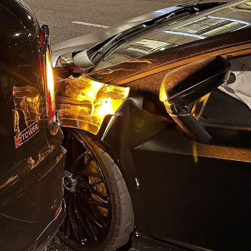 Lamborghini Aventador S повстречался с лондонским кэбом 2