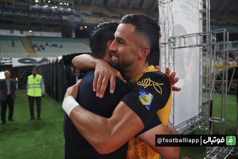 فوتبالی | Footballi.net: ⚽️⚽️ خوش‌و‌بش جواد نکونام، سرمربی تراکتور با بازیکنان سپاهان📸 عکسها از مهدی افشاری/ پایگاه خبری فوتبالی🤩 #اختصاصی_فوتبال