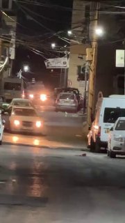 חלק מכוחות הכיבוש מסתערים על מחנה קלנדיה, מצפון לירושלים הכבושה.