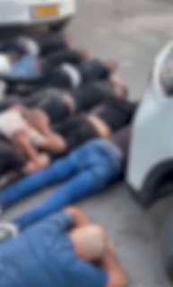 قوات إسرائيلية تعتقل 16 عاملاً فلسطينياً داخل شاحنة