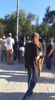 חילול קודש בציבור הבוקר במסגד אל-אקצא המבורך לאחר שקבוצות של מתנחלים הסתערו עליו והשמיעו ריקודי תלמוד.