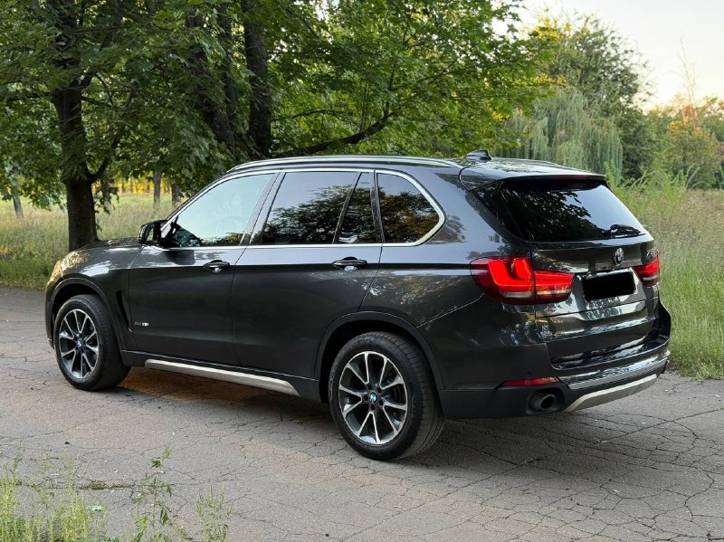 В продаже bmw x5 f15(2015
Года)
‼️Возможна продажа в кредит‼️или обмен в обе стороны

✅В максимальной комплектации( с доводчиками всех дверей, проекцией на лобовое, панорамой, тёмным потолком, harman/kardon. Лепестки, led приборка, многозонный климат, активный круиз, start-stop, подогревы сидений, камера заднего вида, памяти сидений, электропривод багажника, без ключевой доступ, парктроники и много всего

✅Родной пробег 171 тысяча километров
✅Автомобиль в броне пленке
✅Мотор 3.0(306л. С)
✅Самая надежная коробка zf 8hp75(8 ступенчатая )

✅Машина
Эксплуатировалась по трассе
✅По технике без вопросов. Двигатель работает ровно, коробка переключает мягко, ошибок нет.
Личный авто. Вложений не тpебует.
Полное tо в августе 2026г.
✅Готов к любым проверкам
✅В салоне как новый автомобиль
✅Полный сток никакого тюнинга и колхоза. Автомобиль выходного дня и редкой эксплуатации, никаких гонок.

Цена 2.795.000 торг на месте
Рассматриваю обмен в обе стороны

Номер телефона +7 949 382 2120( есть
Telegram) - фотография - 4
