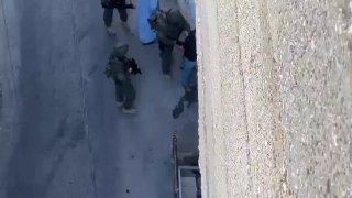 جنود إسرائيليون يعتدون على فلسطينيين في قلنديا
