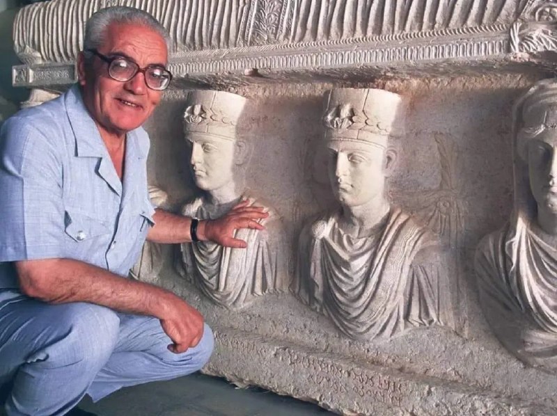 پــیــربــڪــران ســلــام: خالد الاسعد، باستانشناس و مدیر باسابقهی آثار باستانی پالمیرا در سوریه، پس از تصرف پالمیرا توسط داعش در سال ۲۰۱۵ بازداش