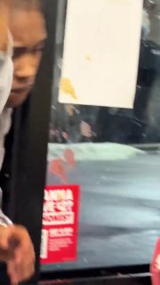 🇺🇸 A group of women confronted two alleged ICE agents inside a coffee shop, forcing them to leave.The women then followed them outside.
