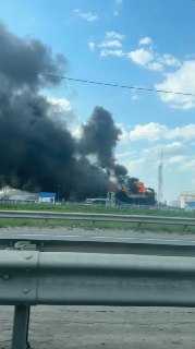 На Солнечногорской наливной станции в Подмосковье произошел пожар после атаки беспилотников, очевидец прислал видео @varlamov_news.  Станция предназначена для приема, хранения и распределения нефтепродуктов.