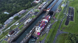 巴拿马运河新港口招标：中国海运业者无惧特朗普威胁，多家巨头抢滩据法新社报道，巴拿马运河管理局局长里考特·巴斯克斯（Ricaurte Vasquez）周二表示，尽管美国总统唐纳德·特朗普威胁要重新控制运河，但多家中国企业对参与建设运河两端新港口的招标表现出浓厚兴趣。👉 继续浏览后续：https://rfi.my/CDSk.g