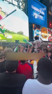 בהנפת הדגל הפלסטיני, אוהדי ספרד חוגגים את הזכייה בגביע העולם בטיימס סקוור בניו יורק.