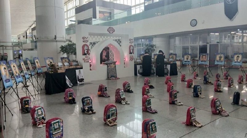 אנדרטת "הנעליים הנטושות" הוקמה בנמל התעופה ח'ומייני לזכר תלמידי מינאב