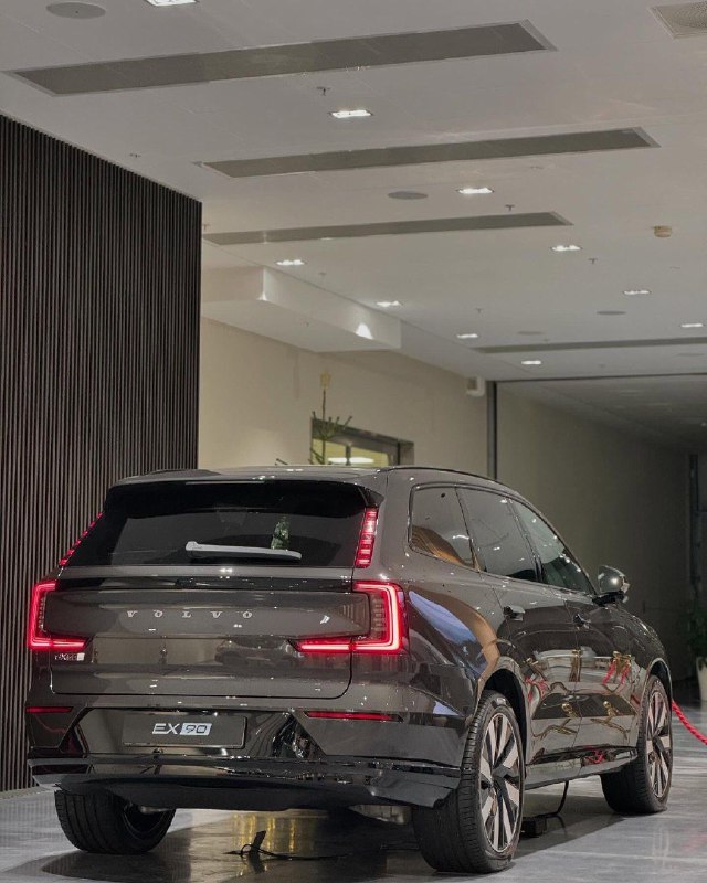 2025 Volvo EX90 3