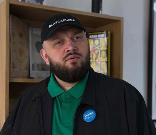 В Польше задержали подозреваемого в покушении на украинского рэпера Киевстонера (Альберта Васильева), сообщает RMF FM. Подозреваемый — 29-летний уроженец Донбасса. Заказчиком убийства Киевстонера во время его пребывания в Польше радиостанция назвала россий