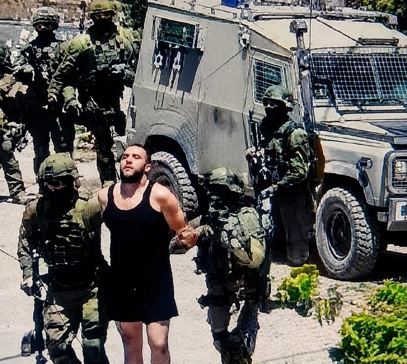 הרגע שבו חיילי הכיבוש עצרו אחר הצהריים צעיר מביתו ביישוב בית אומר, צפונית לחברון.