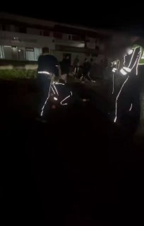 באזור לנינגרד היכה קהל של בני נוער שוטר תנועה לעיני מפקדו ושותפיו עובדים עצרו קבוצת שיכורים במכונית ללא לוח…