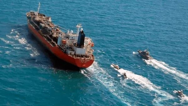 شرق: 🔺ادعای سیانان: نفتکشها با خاموش کردن ردیابها از تنگه هرمز عبور میکنند🔹سیانان مدعی شد: با کمک نیروی دریایی آمریکا،