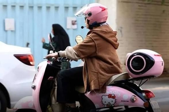 پلیس راهبند نیست؛ ابهام قانونی مانع صدور گواهینامه موتورسواری زنان — خبرآنلاین