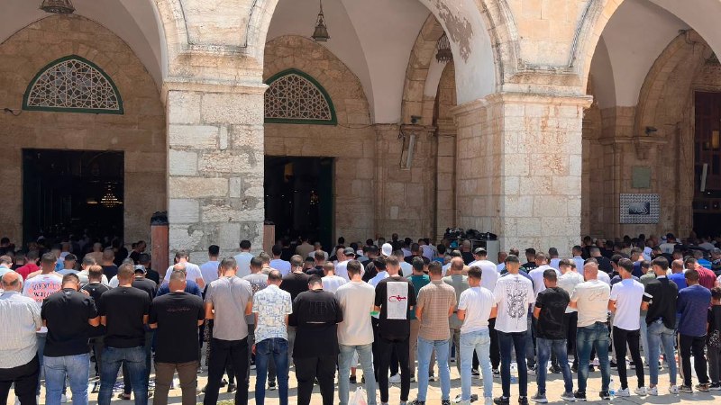 עשרות אלפי מתפללים מקיימים תפילת יום שישי במסגד אל-אקצא המבורך
