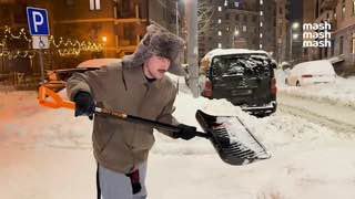 Шпак нашёл самую заснеженную тачку в Химках и откопал её за час. Какая машина была в сугробе — сюрприз для него и всех вас.Вы закидали предложку бензиновыми снеговиками. Мы выбрали сааамую засыпанную, нашли хозяйку и поехали копать, чистить и сдувать снежи