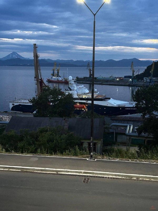 🇷🇺️ - Project 23700's newest Russian rescue vessel, Voyevoda, has arrived in Petropavlovsk-Kamchatsky on the Kamchatka Peninsula.