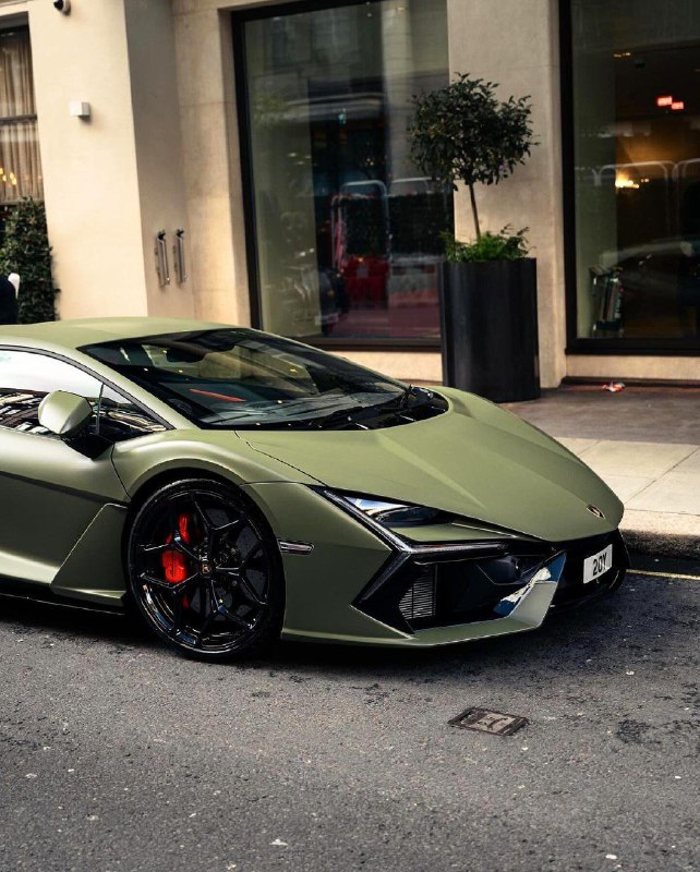 Lamborghini Revuelto 10