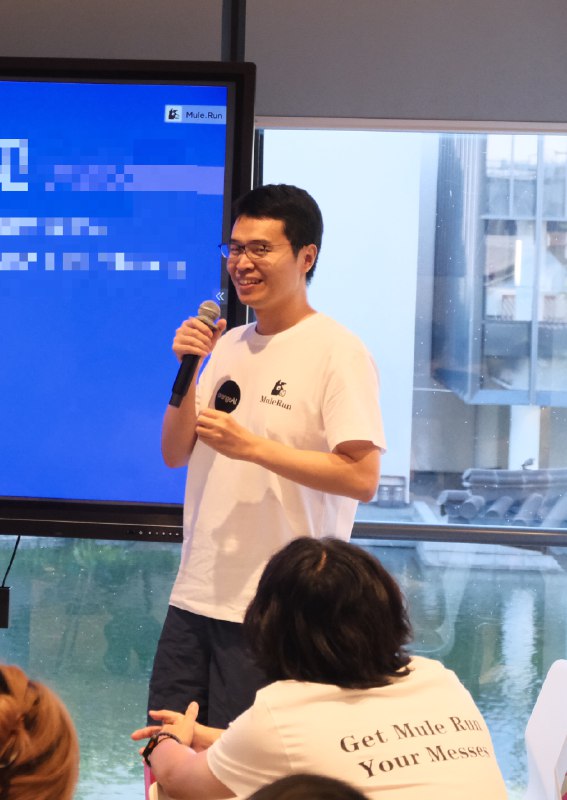 今天参加 MuleRun 全球首个线下交流会真的收获太多了（这个T恤也很超级合身感觉终于又看到 Agent 行业的新希望了还见到了 Linkedin 运营大神、Reddit 运营大神特别是 Reddit 大神，3天搞出4千 karma 