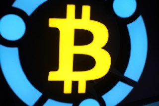 Банк России разрешил торговать биткоином, Ethereum и USDT на российских биржахЧто это значит. Для неквалифицированных инвесторов доступ к криптовалютам будет ограничен. Они смогут вкладывать в такие активы не более 300 тысяч рублей в год через каждого отде