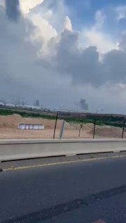 Иран ударил по НПЗ в израильской ХайфеИран нанес ракетный удар по нефтеперерабатывающему заводу BAZAN в израильском городе Хайфа, сообщили журналист Axios Барак Равид и иранское агентство SNN.Израильский портал Ynet сообщил о проблемах с электроснабжением 