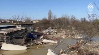 В Дагестане из-за наводнения погибли четыре человека, больше четырех тысяч эвакуированы  Из-за сильных ливней вечером 5 апреля в Дербентском районе Дагестана прорвало земляной вал Геджухского водохранилища. Из ближайших к нему населенных пунктов эвакуирова
