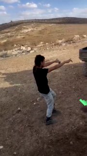 מתנחלים מסתערים על פתח בית מגורים במסאפר יטא, דרומית לחברון, ומעוררים את תושביו בהשמעת מוזיקה רועשת.