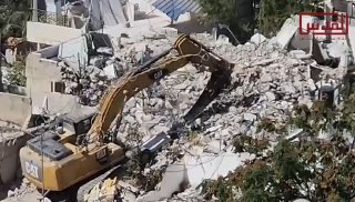 כוחות הכיבוש הרסו את בית משפחת אל-רישק, במקביל להשלמת הריסתו של בניין משפחת בדראן בשכונת אל-בוסתן בעיירה סי…