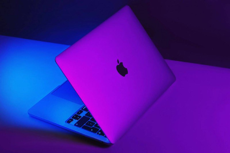 💻 Apple готує новий флагманський ноутбук — MacBook Ultra За інформацією журналіста Маркa Гурмана...