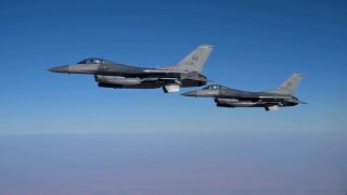 CENTCOM: KC-135R Stratotanker של חיל האוויר האמריקני מתדלק מטוסי קרב F-16 מעל המזרח התיכון.